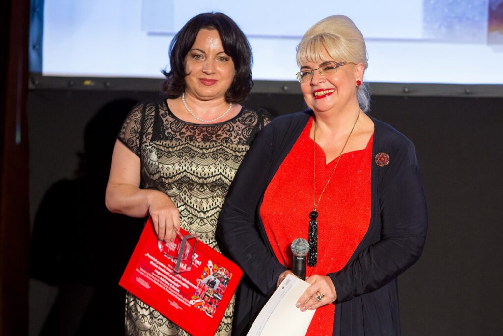 Adriana Crăciun, Director al Centrului de Transfuzii Sanguine Buzău, și Irina Margareta Nistor, Președinte onorific, Fundația Vodafone Romania